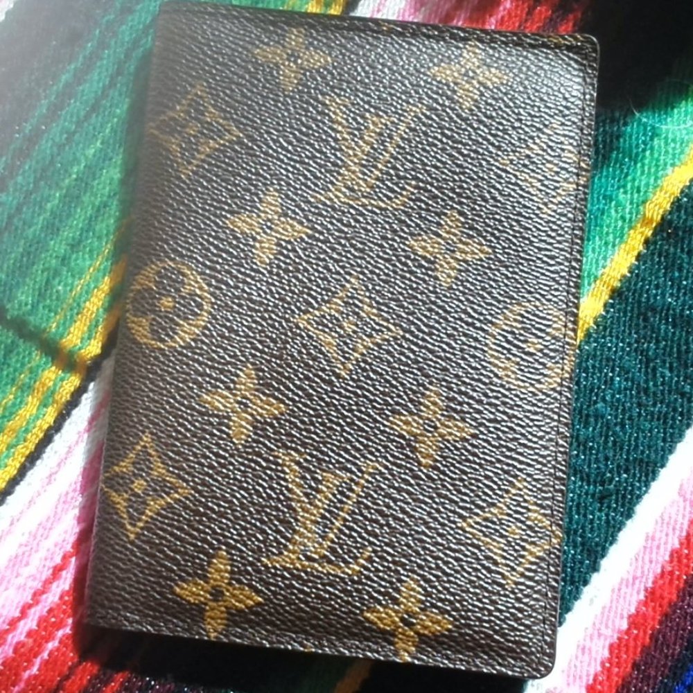 $OLD🤑 LV Passport Cover